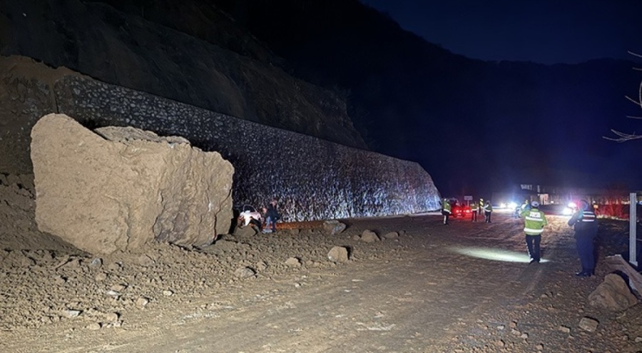 Zonguldak-Ankara yoluna düşen dev kayalar kaldırılıyor
