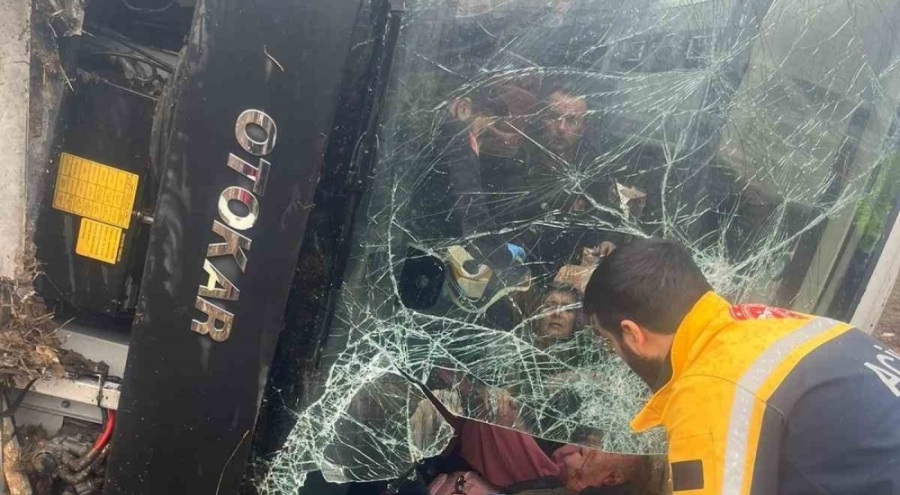 Yolcu midibüsü şarampole devrildi