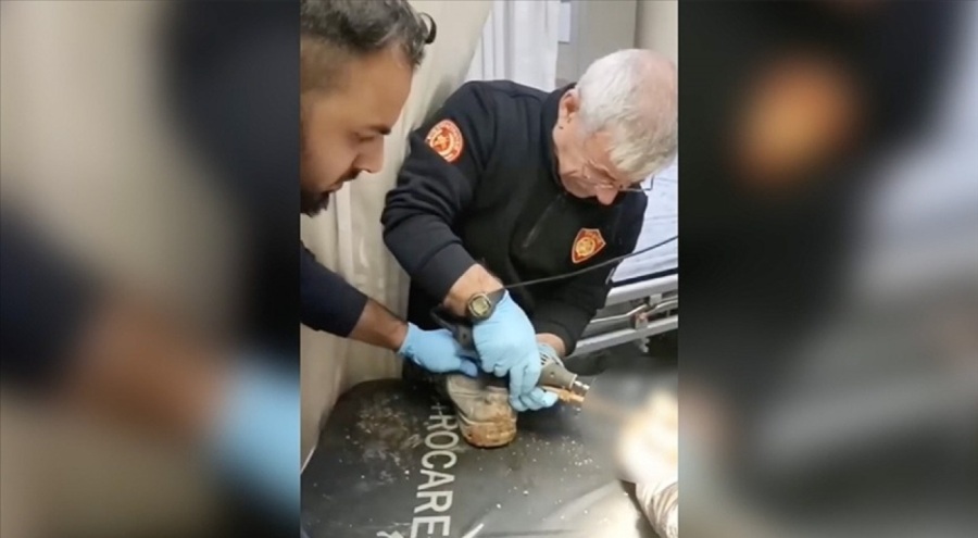 İşçinin ayağına saplanan demir şişi hastanede itfaiye çıkardı