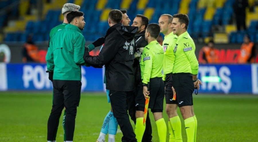 Sakaryasporlu futbolcu, hakeme el uzatıp sıkmayınca kırmızı kart gördü!