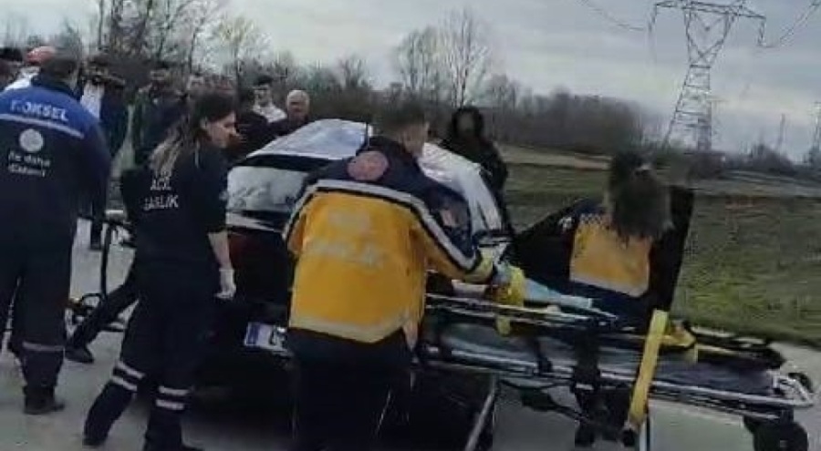 Kamyon ile otomobil kafa kafaya çarpıştı