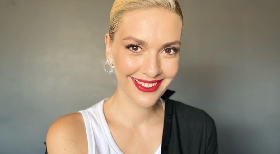 Çöpte bulduğu elbiseyle oynayan çocuğa Bergüzar Korel kayıtsız kalamadı