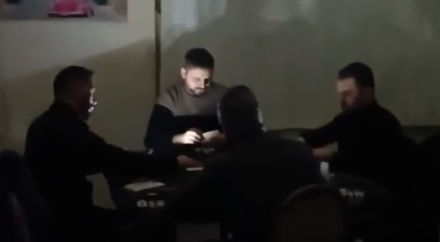 Bursa'da kıraathanede elektrikler kesildi ama oyun kesilmedi!