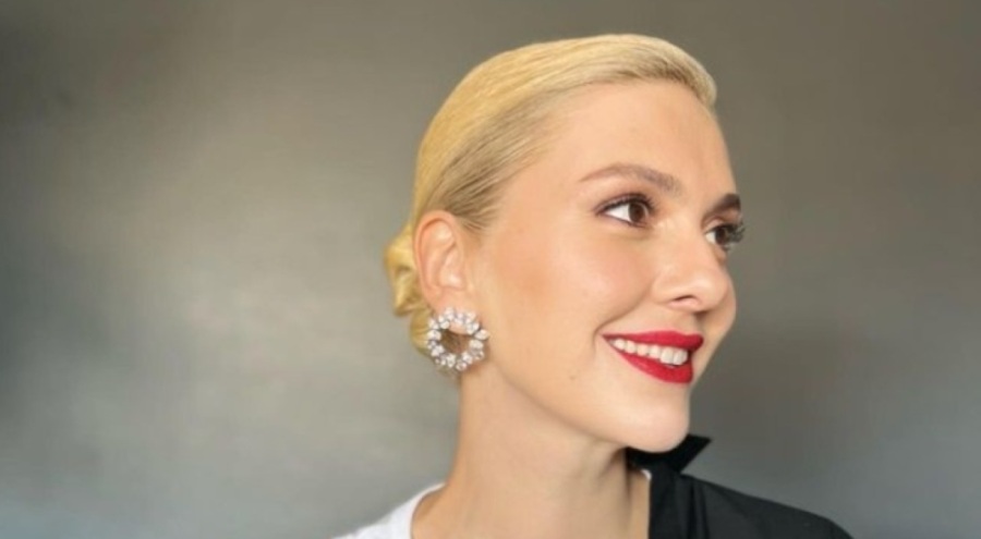 Ünlü oyuncu Bergüzar Korel bornozuyla yeni evinden paylaştı!