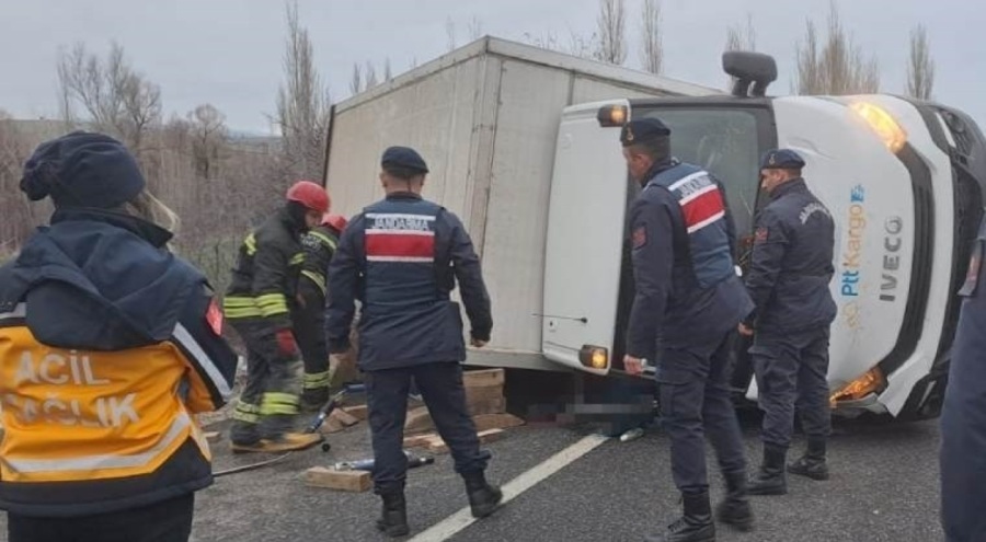 Kargo aracı devrildi: 1 ölü, 1 yaralı!