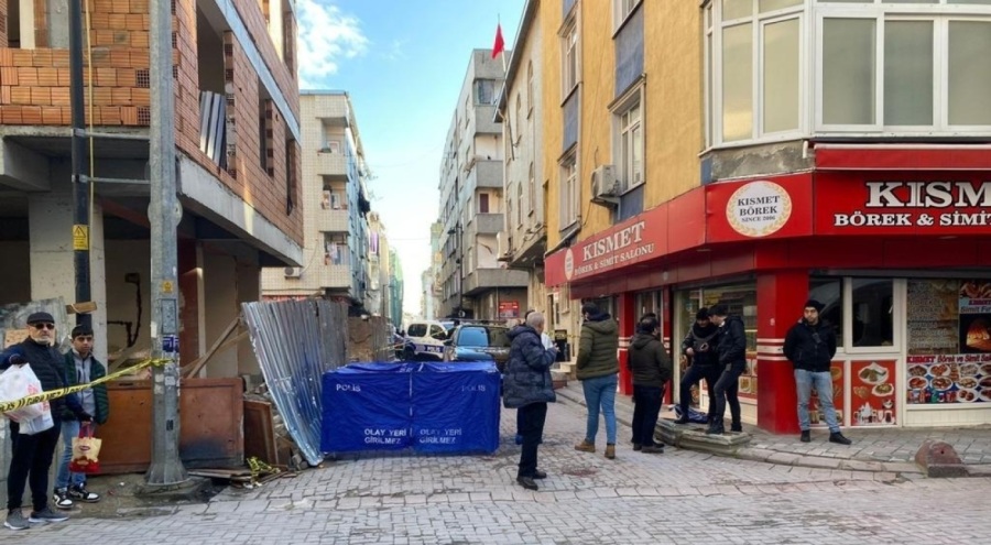 Kan donduran vahşet! Arkadaşının kafasını kesip balkondan atladı