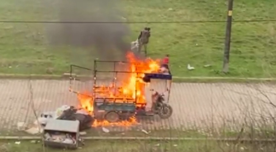 Cayır cayır yanan ekmek teknesini çaresiz gözlerle izledi