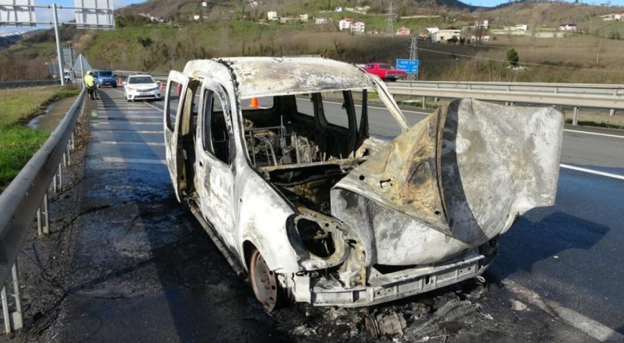 Yangın çıkan seyir halindeki araç küle döndü