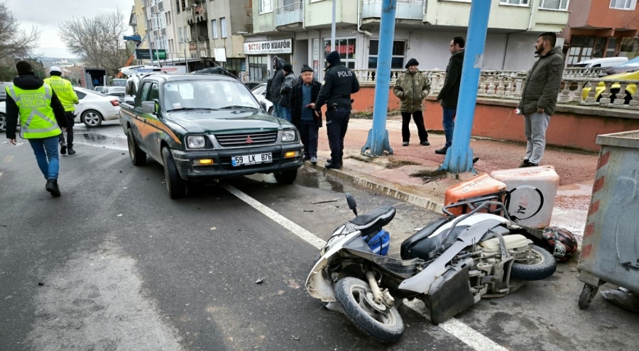 Motosiklet ile kamyonet çarpıştı: 1 yaralı