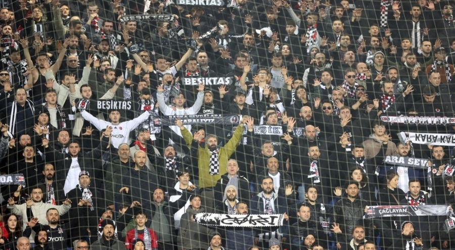 Beşiktaş taraftarından Hasan Arat ve futbolculara tepki geldi