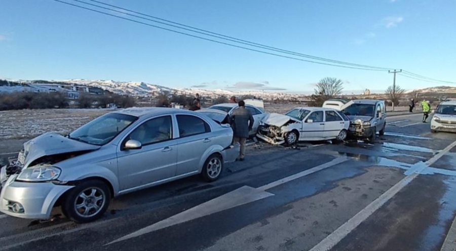 Sivas'ta kaza kazaya neden oldu! 10 araç birbirine girdi