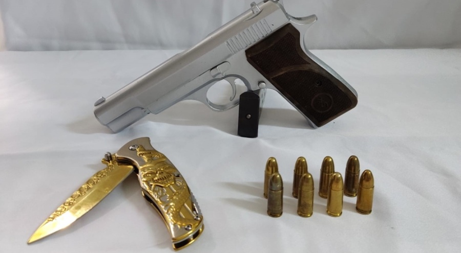 Araçta yapılan aramada bıçak ve tabanca ele geçirildi