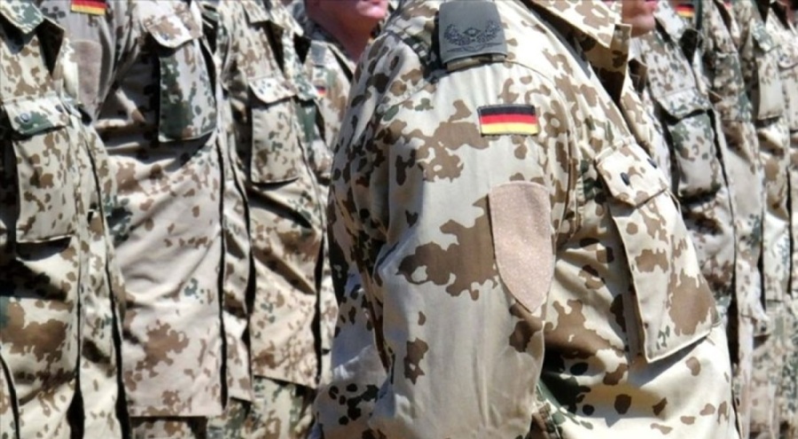 Alman ordusu afişlerinde Türkçe ifadeler de kullanarak personel arıyor