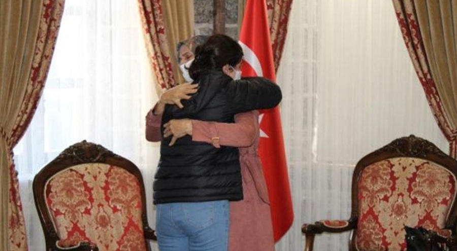 Evlat nöbetindeki bir anne daha çocuğuna kavuştu