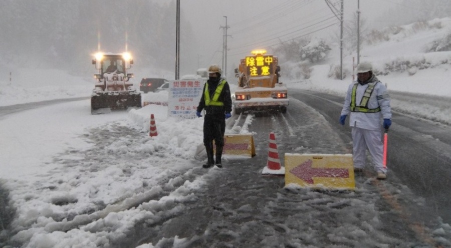 Araçlarıyla mahsur kaldılar, uçuşlar ve tren seferleri durdu