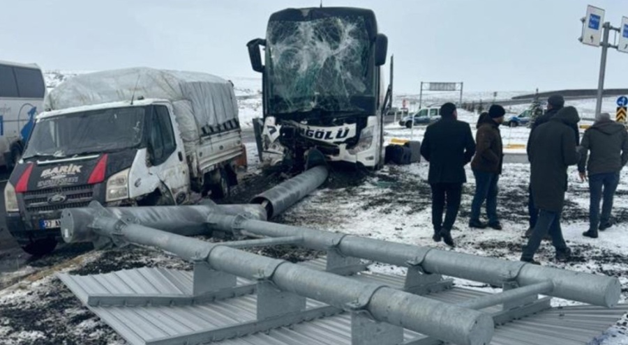 Yolcu otobüsü ile kamyonet çarpıştı: 11 yaralı