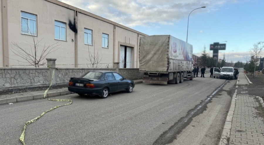 Geri manevra yapan tırla duvar arasında sıkışan 12 yaşındaki çocuk hayatını kaybetti