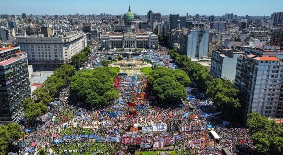 Arjantin'de binlerce kişi genel grev kapsamında hükümeti protesto etti