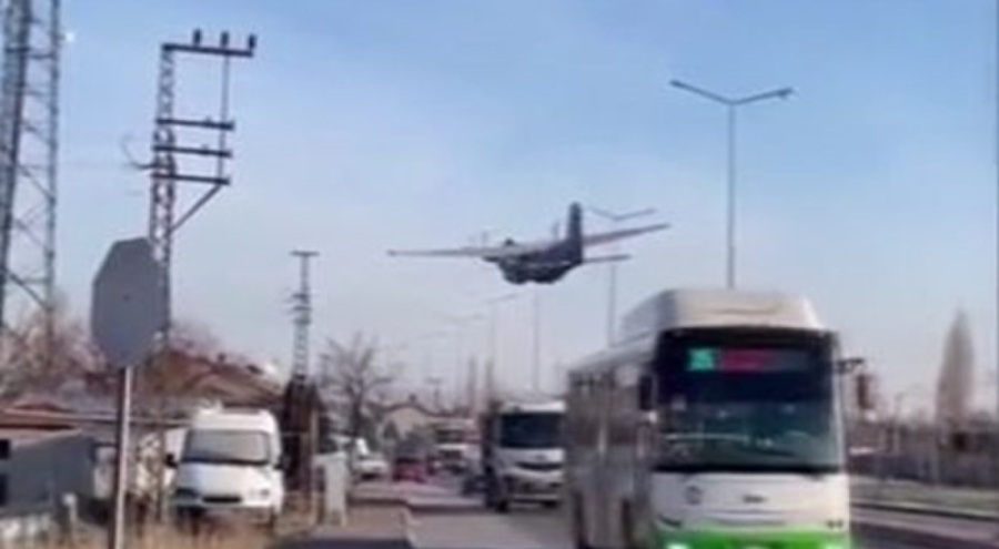 Askeri uçak acil iniş yaptı!