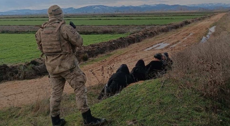 Edirne'de  21 düzensiz göçmen yakaladı