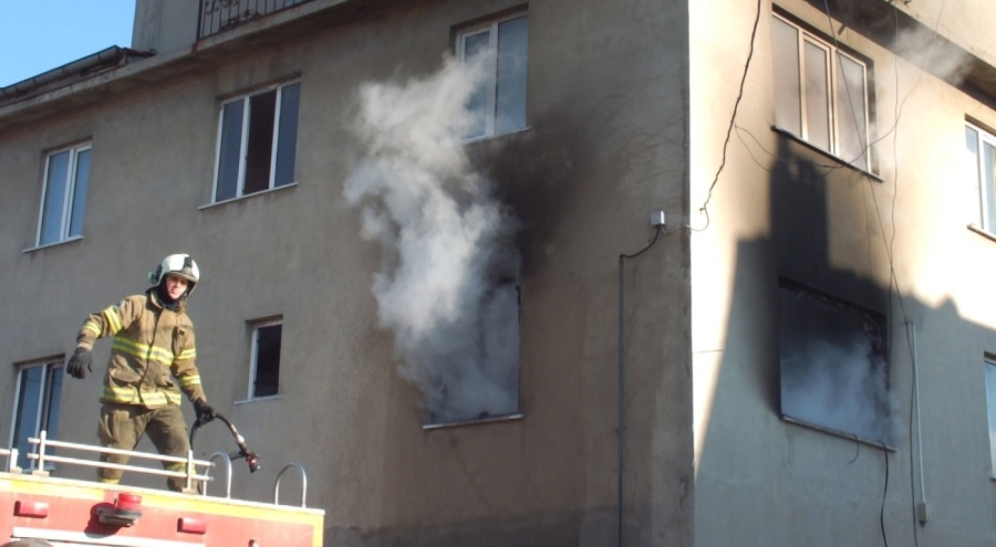 Madde bağımlısı genç oturduğu evi ateşe verdi