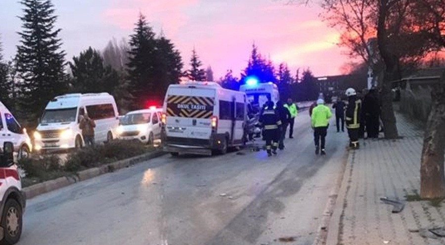 İşçileri taşıyan minibüs ağaca çarptı: Çok sayıda yaralı