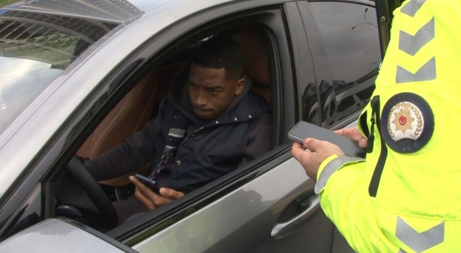 Ünlü futbolcu polis denetimine takıldı, ceza yedi!