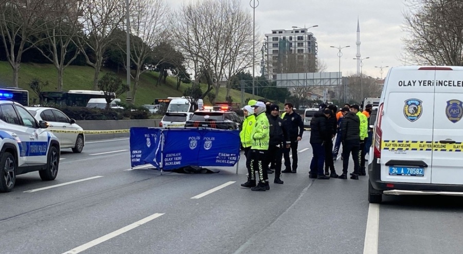 Üst geçitten yola atlayan kadın hayatını kaybetti!