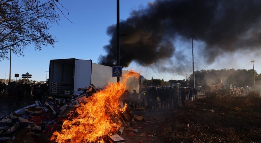 Fransa'da çiftçiler otoyola ithal meyve döküp, ateşe verdiler