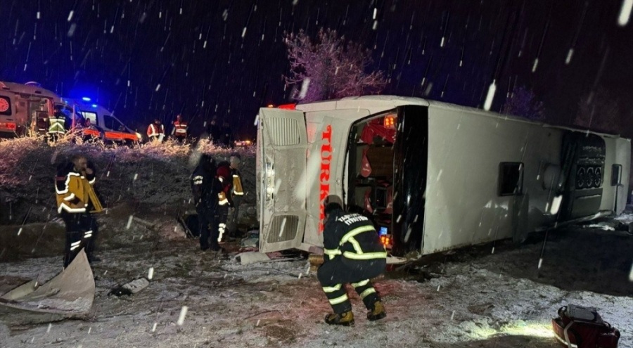 Yolcu otobüsü devrildi: Çok sayıda ölü ve yaralılar var