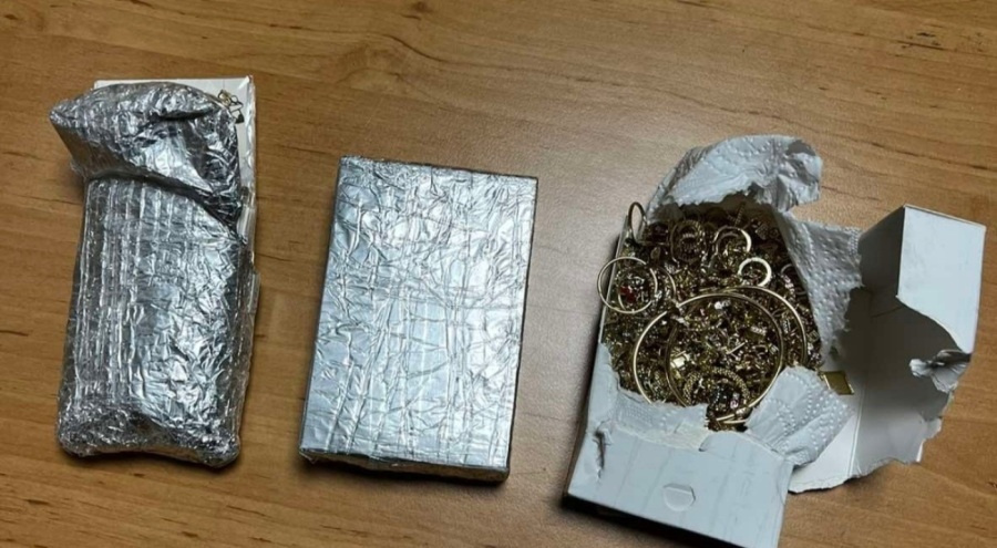 Ceketinin cebine koyduğu kaçak altınlar sınırı geçemedi
