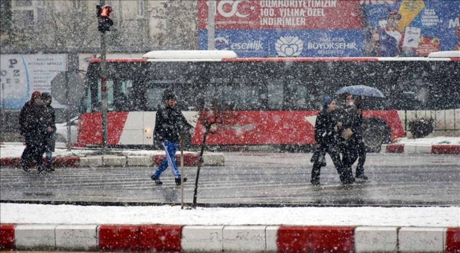 Gaziantep ve Malatya'da kar yağışı etkisini sürdürüyor