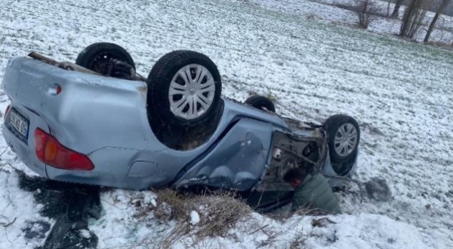 Sağlık çalışanlarının içinde olduğu araç takla attı