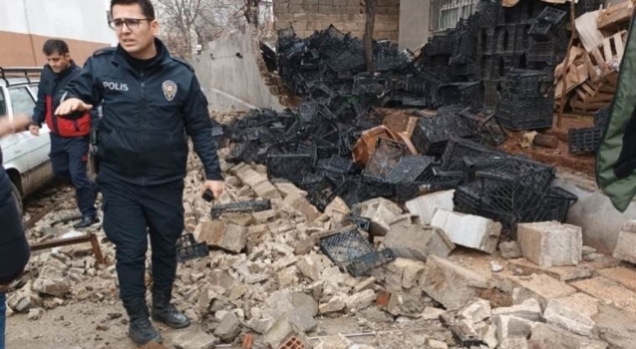 İki metrelik bahçe duvarı çöktü, 2 çocuk altında kaldı!