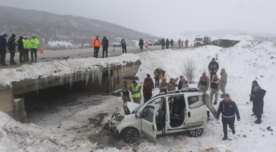 Hafif ticari araç ile midibüs çarpıştı!  1 ölü, 6'sı asker 9 yaralı