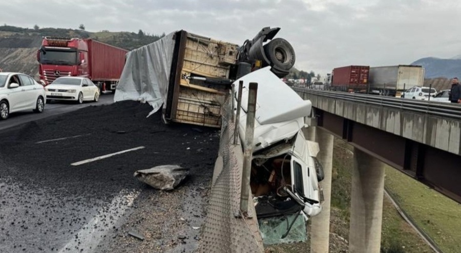 Osmaniye'de tır viyadükte asılı kaldı, sürücü metrelerce yükseklikten aşağı düştü