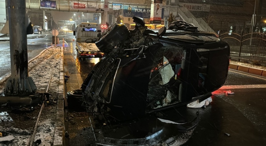 Elazığ'da otomobil devrildi: Yaralılar var