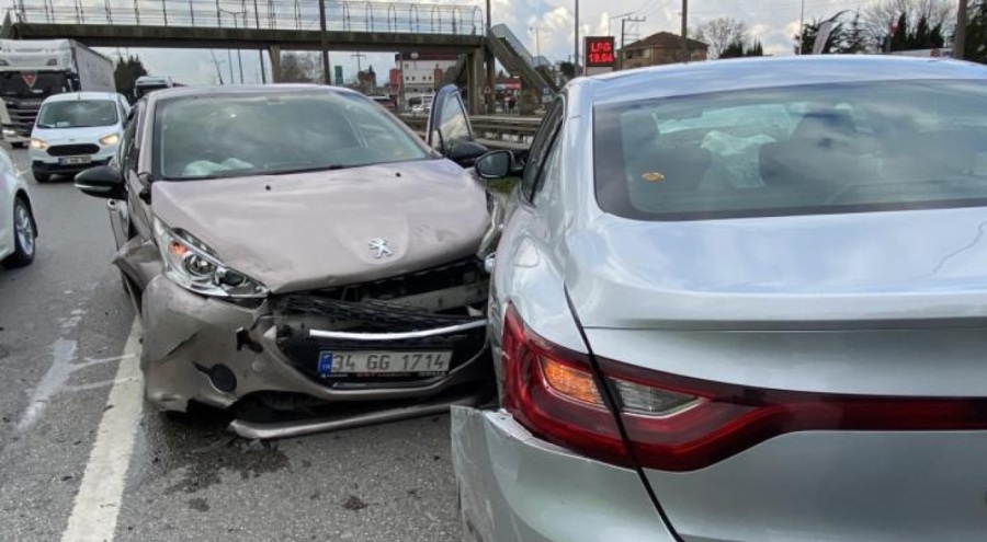 Zincirleme kaza: 3 araç birbirine girdi!