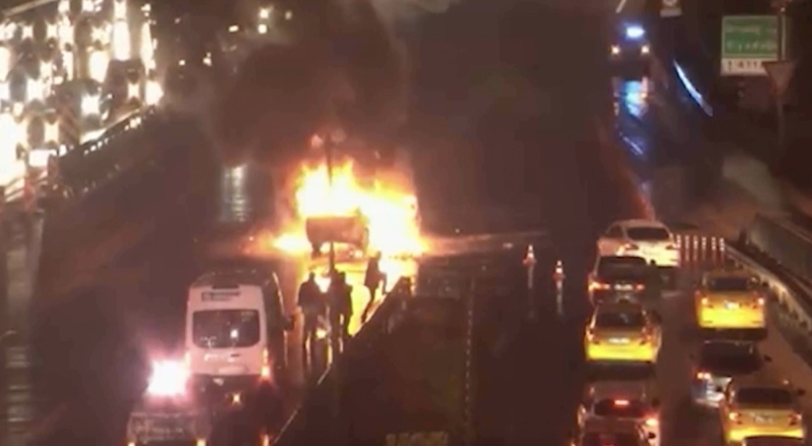 15 Temmuz Şehitler Köprüsü'nde panik dolu anlar!  Alev alan otomobil...