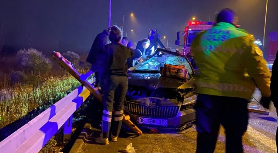 Korkunç kaza! Polislerin içinde bulunduğu otomobil tıra çarptı