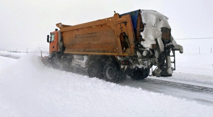 Yurdun doğusunda kar esareti: Yollar kapandı, ekipler seferber oldu