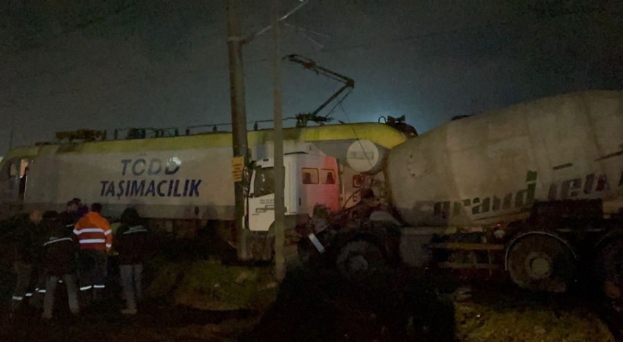 Yolcu treni, hemzemin geçitte beton mikserine çarptı