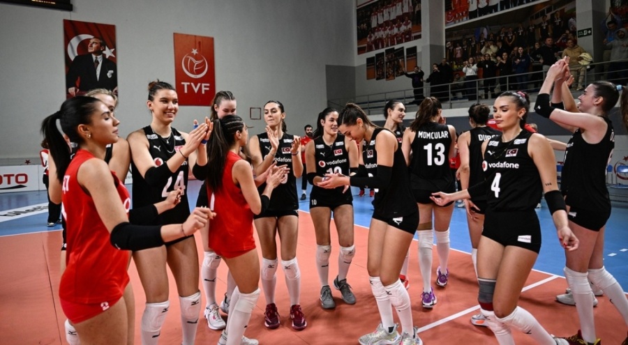 Türkiye 20 Yaş Altı Kadın Voleybol Milli Takımı, Sırbistan'ı 3-2 yenerek finallere katılmaya hak kazandı