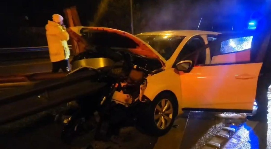 Bursa'da yağmurda kayan otomobil bariyerlere saplandı