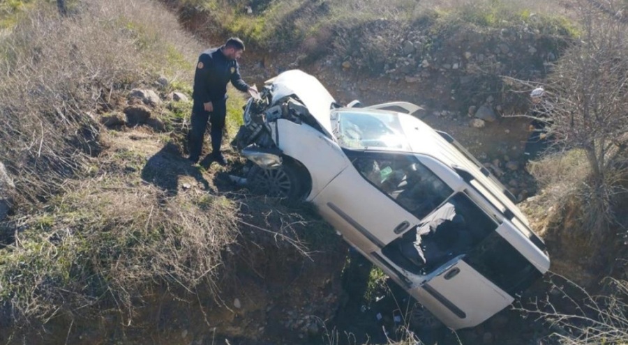 Araç şarampole devrildi! Yaralılar var