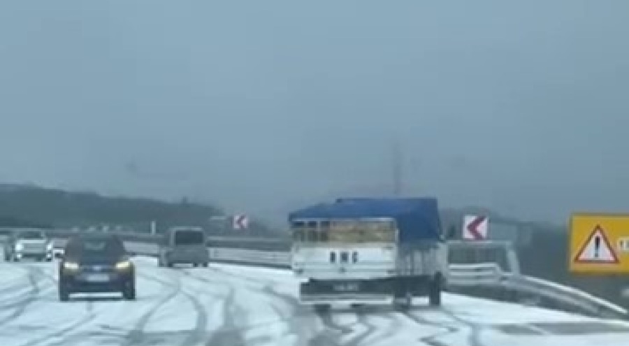 Bursa'da yollar buz tuttu, araçlar yolda kaldı