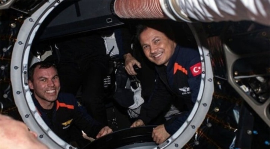 Türkiye'nin ilk astronotu Alper Gezeravcı, Muşlu öğrencilerin deneyine başladı
