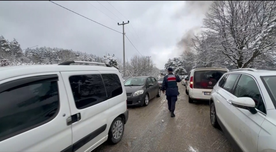 Bursa İznik'te karda mahsur kalan vatandaşlar için jandarma seferber oldu!