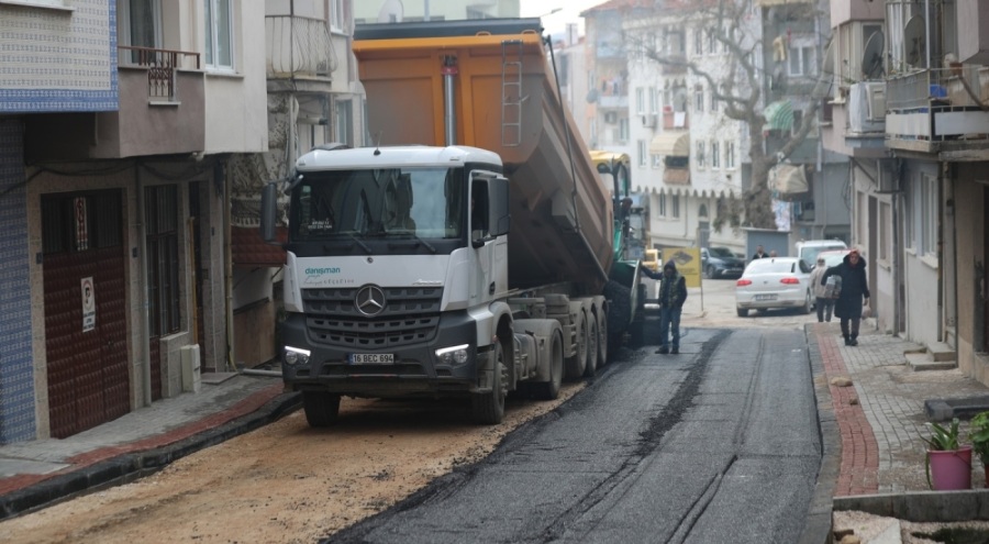 Gemlik Belediyesi'nden Alemdar Caddesi'ne 3 bin ton sıcak asfalt serim işlemi gerçekleşti