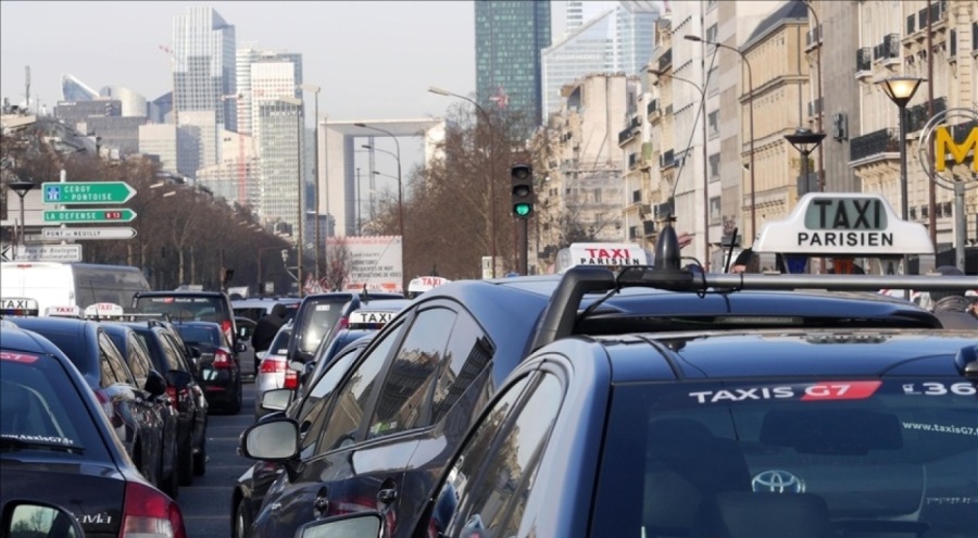 Fransa'da taksiciler de sokağa çıktı